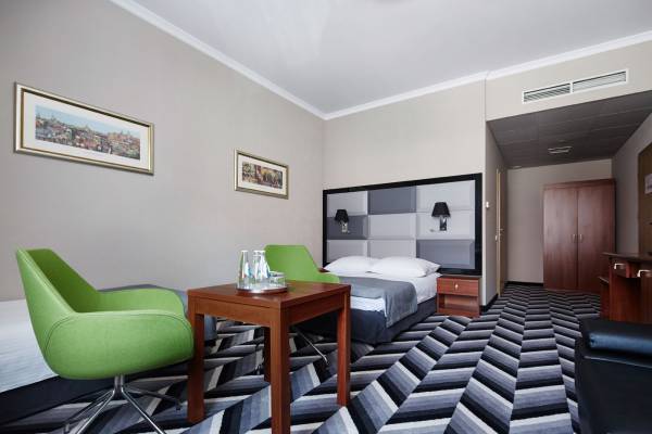 green chairs kingsize bed double bed paintings by krzysztof ludwin superior room